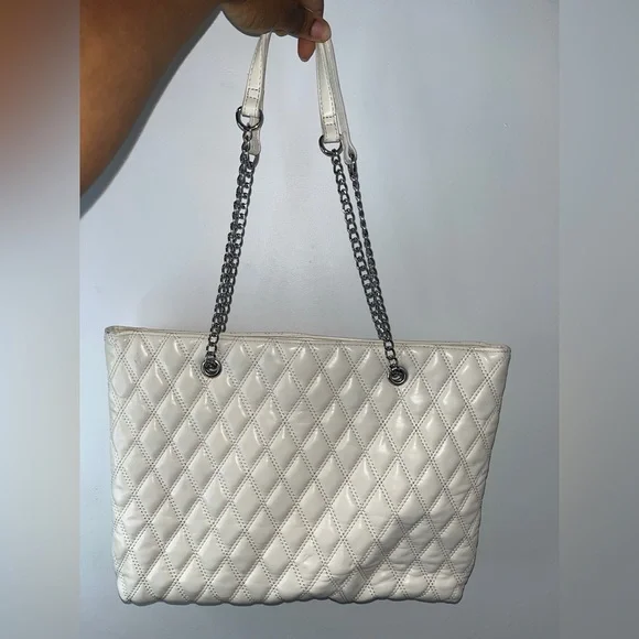 ASOS DESIGN off-white quilted tote with chain strap - Picture 3 of 8